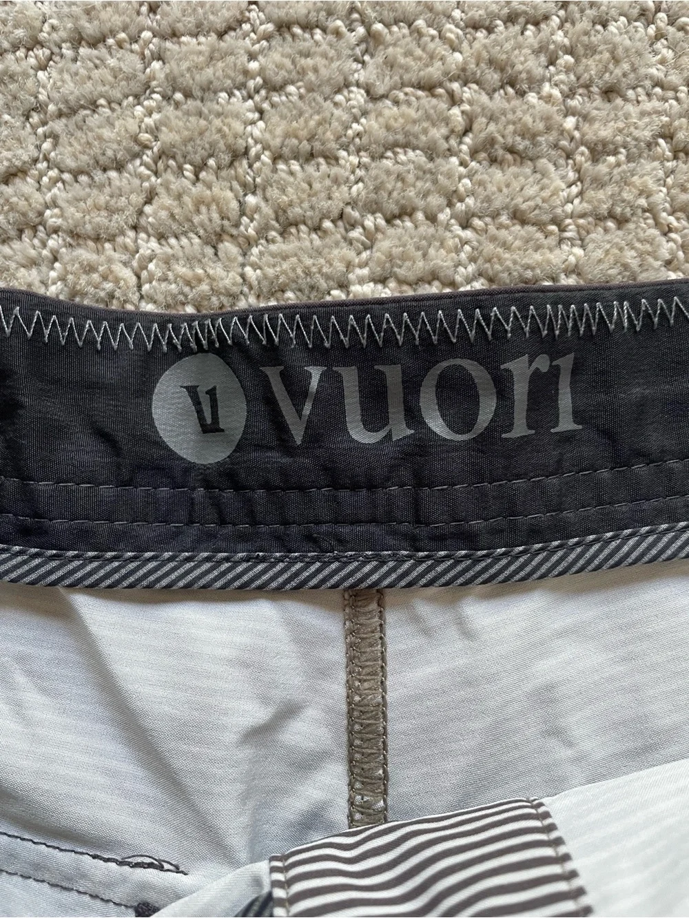 Vuori Men's Cruise Boardshorts in Smoke Wave Size 34